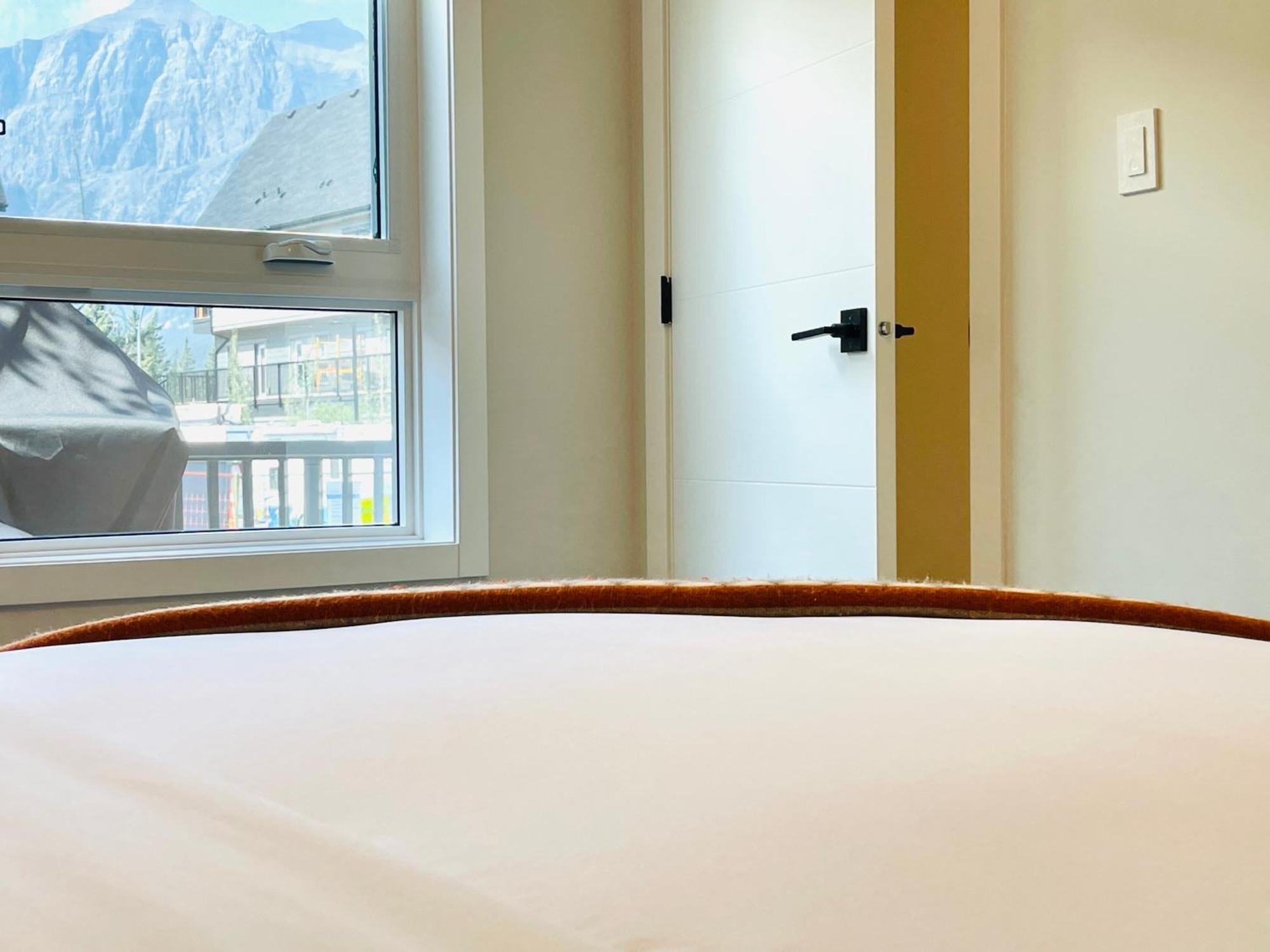 Joe'S Contemporary 2 King Bedrooms Vacation Home In キャンモア エクステリア 写真